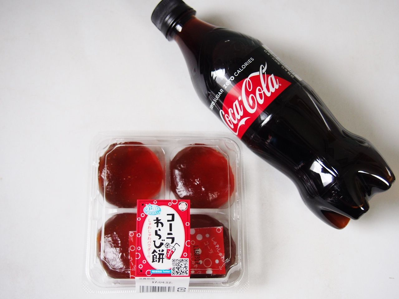 明日香食品から規格外の和菓子 コーラわらび餅 が発売 炭酸を再現したしゅわしゅわパウダー付 スイーツハンター月ウサギの食べ日記 Powered By ライブドアブログ 明日香食品から規格外の和菓子 コーラわらび餅 が発売 炭酸を再現したしゅわしゅわパウダー付 スイーツハンター月ウサギの食べ日記 Powered By ライブドアブログ