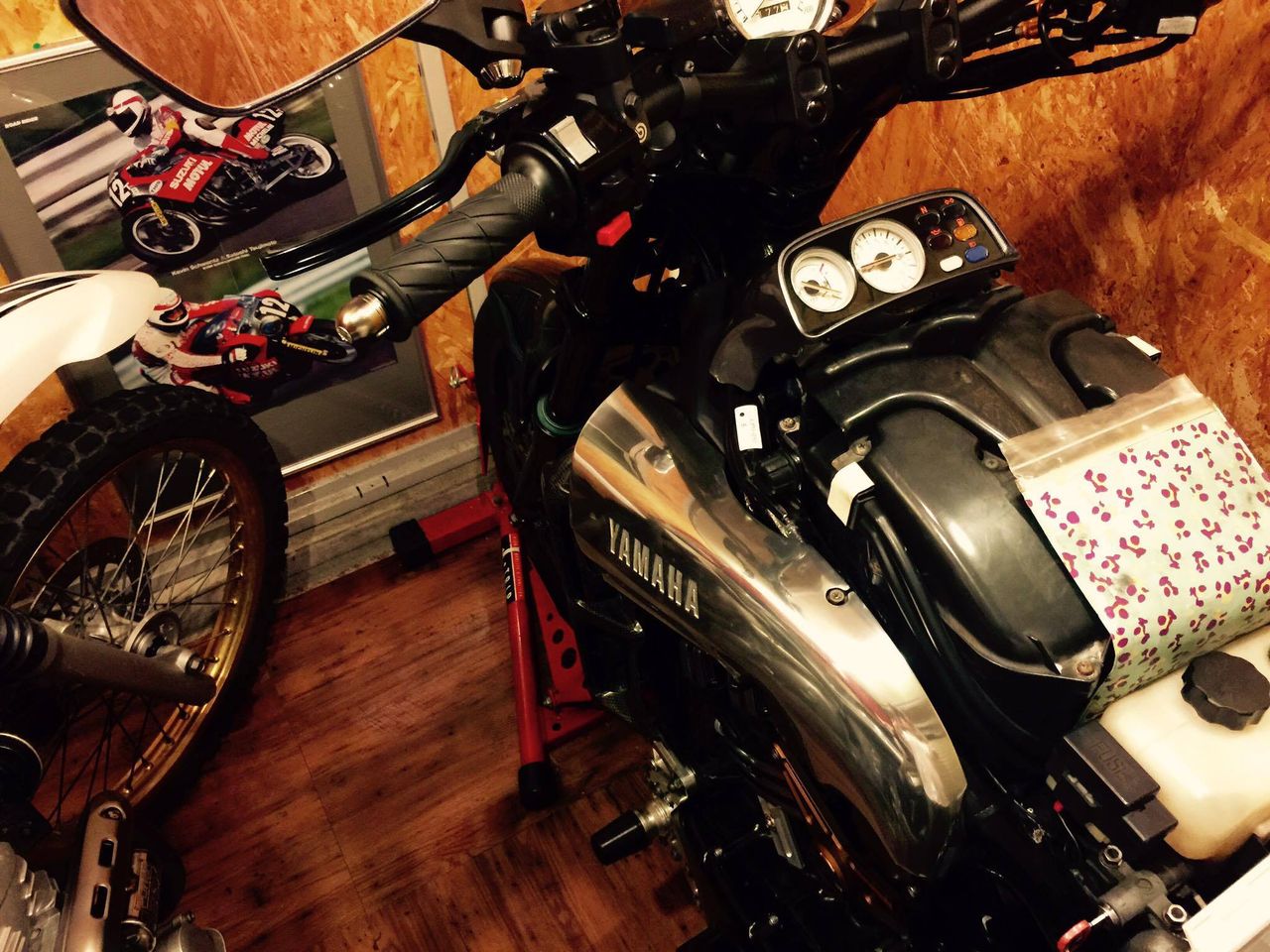 Vmax 1200 純正 ダミーダクト バフ がけ 磨き 仕様 : ネジのバイクブログ