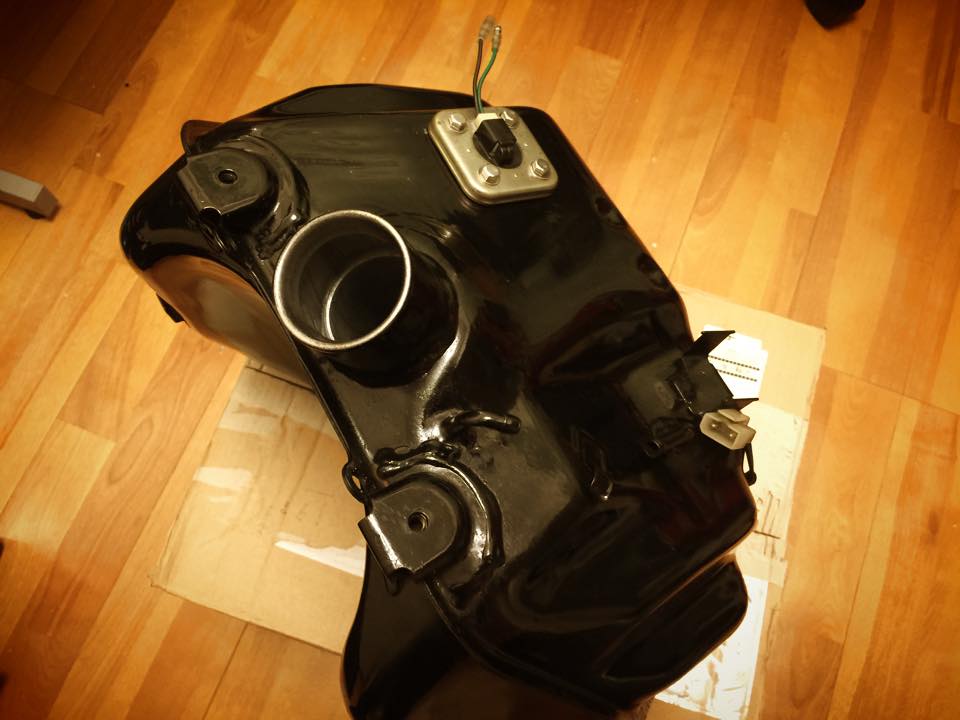 V-MAX1200燃料タンク_穴あきなし交換に/VMAX1200/逆車/フューエル/ガソリン Vmax] ガソリンタンク交換（ヤマハ V-MAX）by アマダ - みんカラ