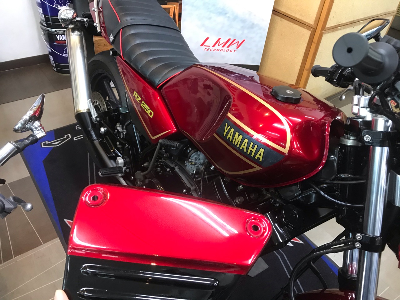 Vmax 1200 カスタム サイドカバーを赤・黒に交換 : ネジのバイク