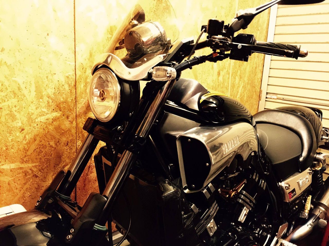 Vmax 1200 純正 ダミーダクト バフ がけ 磨き 仕様 : ネジのバイクブログ