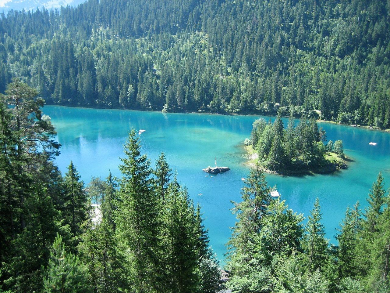 森に囲まれた ターコイズブルーの美しい湖 スイス 26の旅の扉 森に囲まれた ターコイズブルーの美しい湖 スイス 26の旅の扉