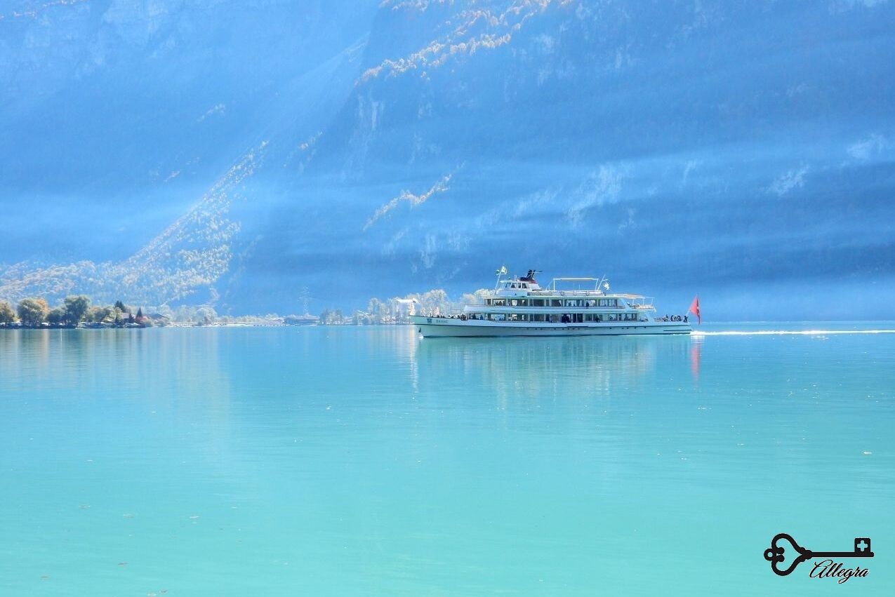 宝石色に輝く美しい湖 ブリエンツ スイスからアレグラ 26の旅の扉