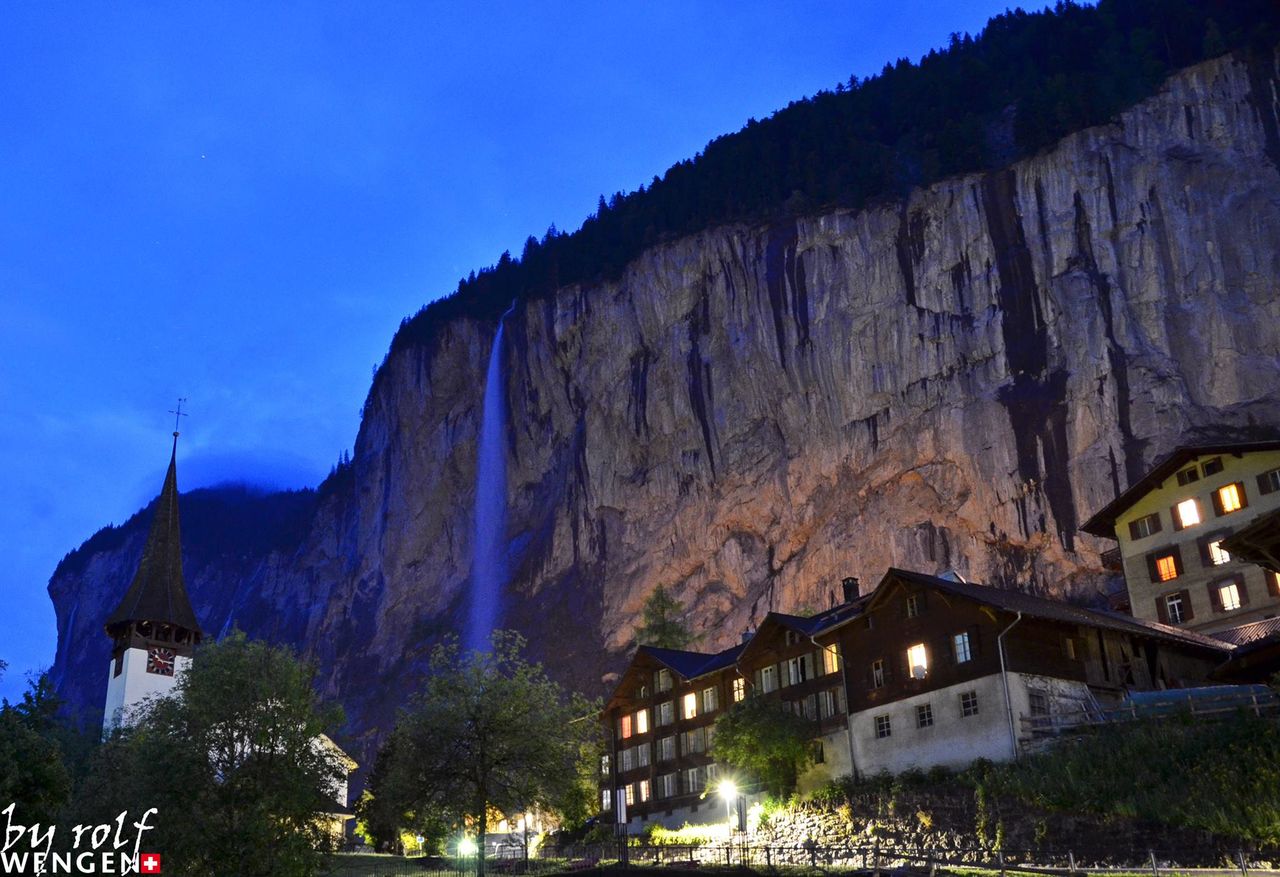 夜のシュタウプバッハ滝 Staubbachfall ラウターブルンネン Lauterbrunnen スイス 26の旅の扉 夜のシュタウプバッハ滝 Staubbachfall ラウターブルンネン Lauterbrunnen スイス 26の旅の扉