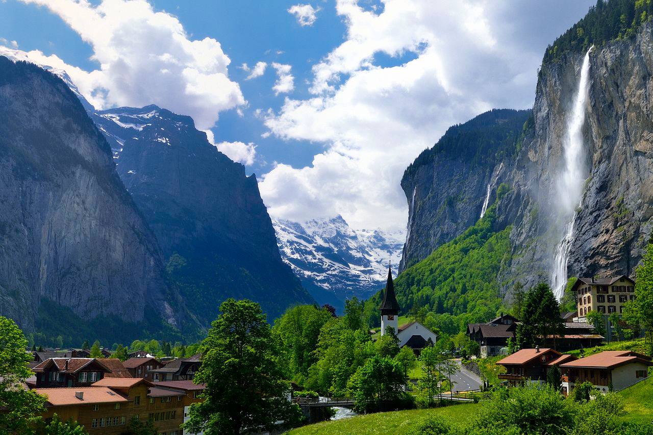 スイスのパワースポット ゲーテの詩に詠まれたシュタウプバッハ滝 Staubbachfall スイス 26の旅の扉 スイスのパワースポット ゲーテの詩に詠まれたシュタウプバッハ滝 Staubbachfall スイス 26の旅の扉