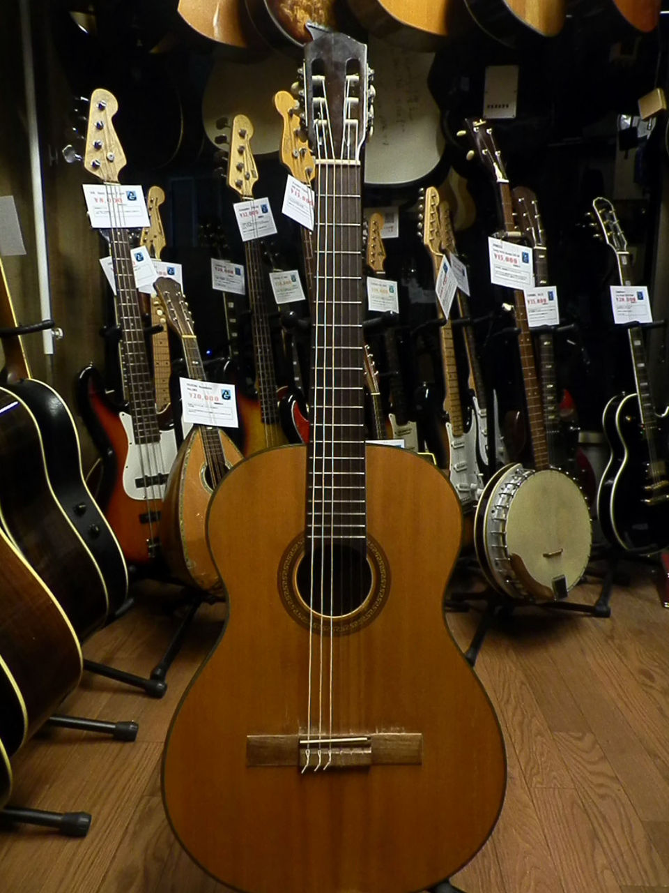 1960年代のガットギター、三種盛り。 : 中古楽器屋への道(2) グラス 1960年代のガットギター、三種盛り。 : 中古楽器屋への道(2) グラス