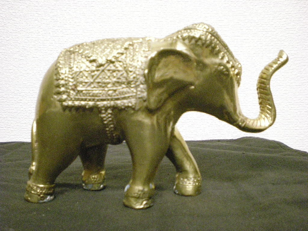 タイ彫刻3頭の重厚感ある象さんの椅子！ タイ彫刻3頭の重厚感ある象さんの椅子！