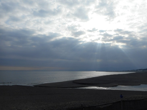 茅ヶ崎あたりの海岸　神々しい