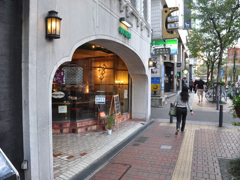 横浜高速鉄道みなとみらい線馬車道駅 ウィーン ヨーロッパ調の家具に囲まれた落ち着きがあるカフェテラス 年間500軒以上を食べ歩く飲食店プロデューサーの食日記