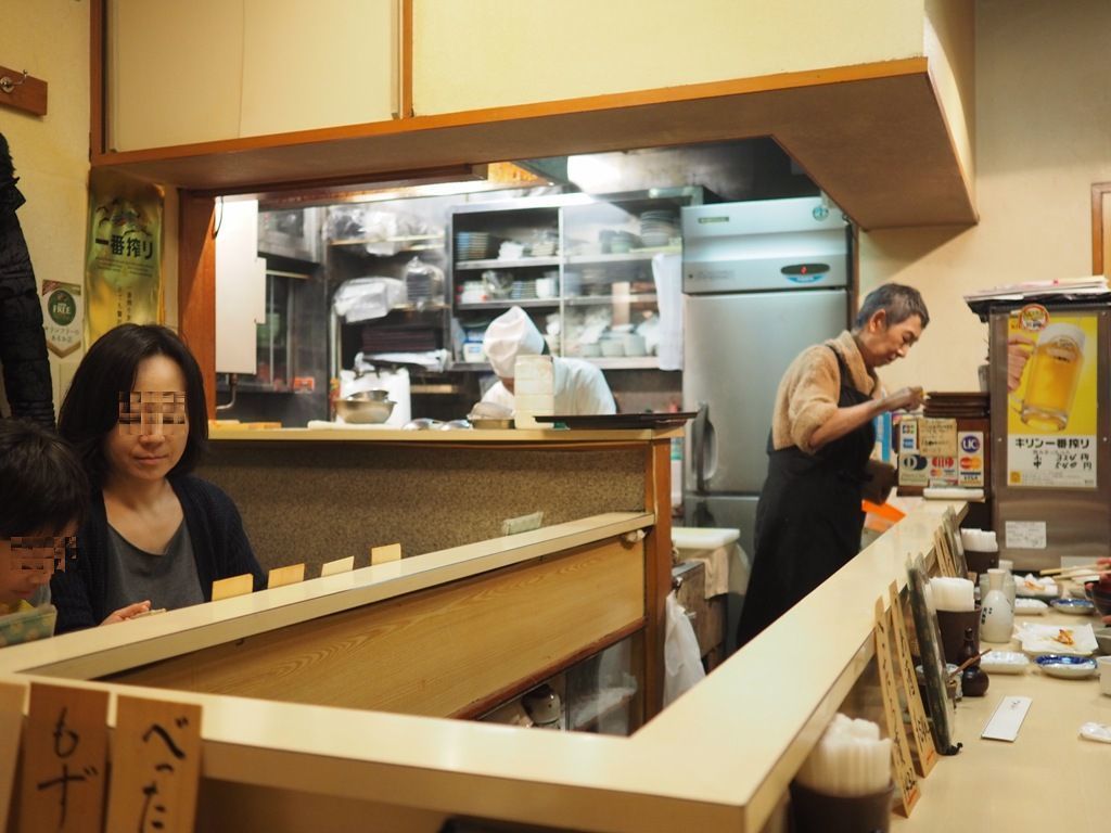 都営地下鉄大江戸線勝どき駅 丸中 カウンターだけの小さなお店ですがリーズナブルな天ぷらがいただけます 白髪おやじのおひとりさまランチ