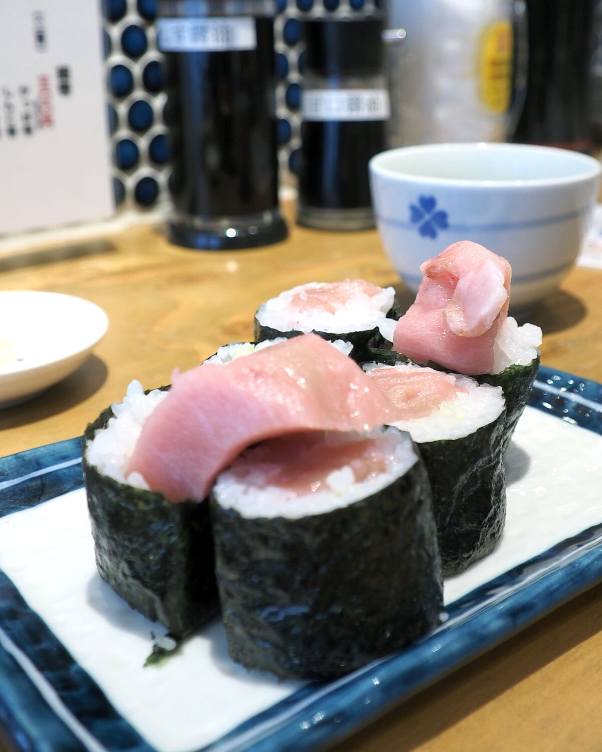 福岡 天神 駅南出口徒歩2分 すし酒場さしす 21 12 23 Open はみ出るトロのとろけるような舌ざわりと甘みが楽しめるトロ鉄火巻 白髪おやじのおひとりさまランチ
