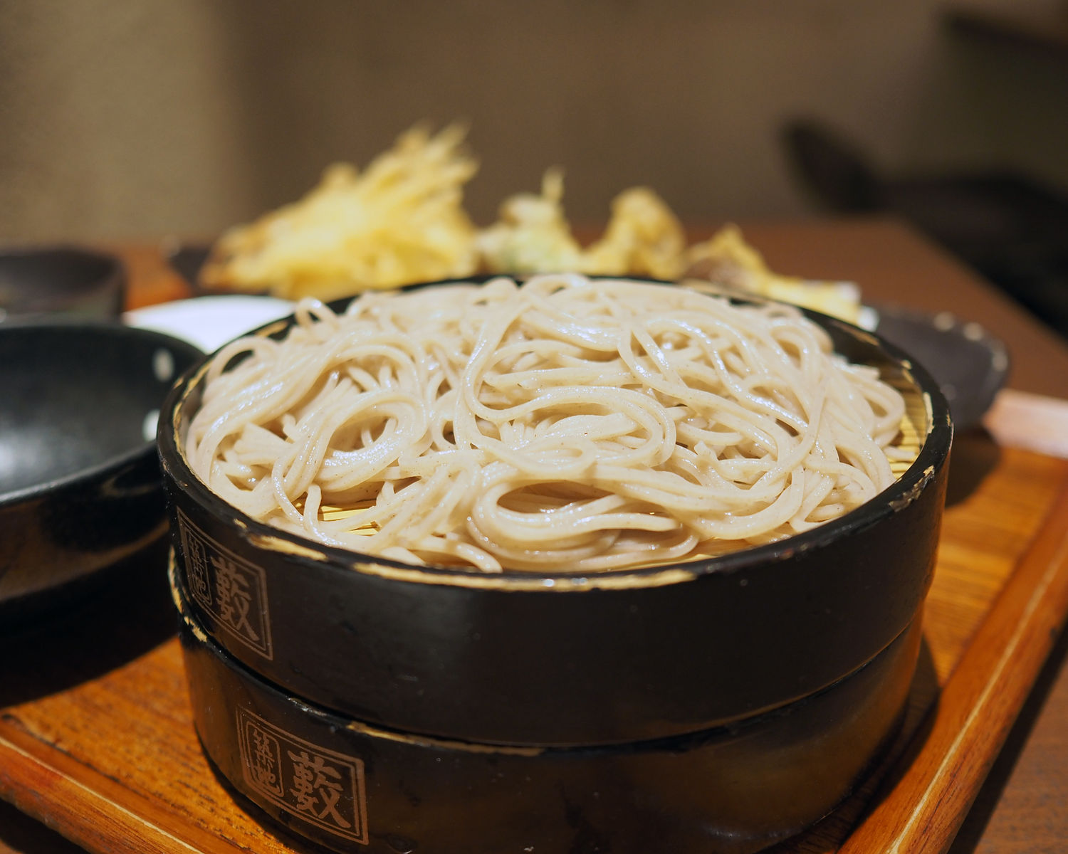 築地藪蕎麦 薮辛汁でいただくお蕎麦と身が厚くふっくらと揚げられた鱧は舌鼓を打つおいしさであります 年間500軒以上を食べ歩く飲食店プロデューサーの食日記 築地藪蕎麦 薮辛汁でいただくお蕎麦と身が厚くふっくらと揚げられた鱧は舌鼓を打つおいしさであります 年間500軒以上を食べ歩く飲食店プロデューサーの食日記