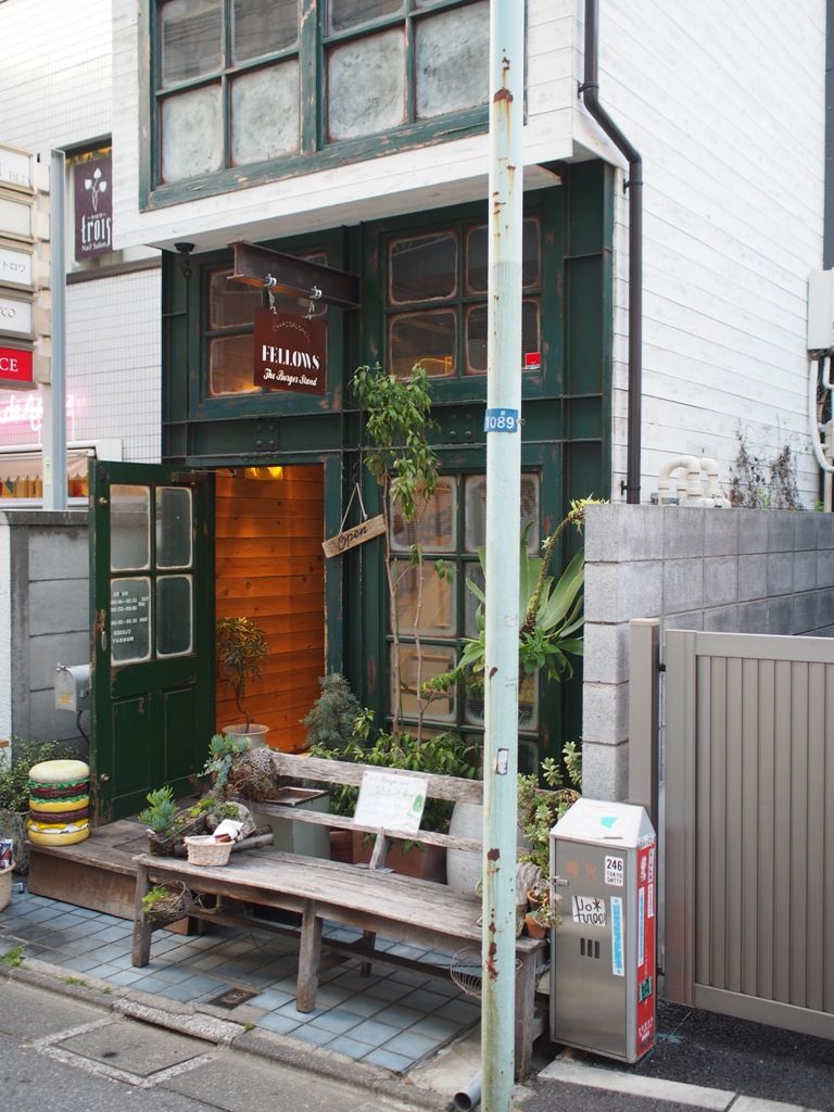 東京メトロ銀座線表参道駅 フェローズ 路地裏にあるオシャレな雰囲気がステキなバーガーショップ 白髪おやじのおひとりさまランチ 東京メトロ銀座線表参道駅 フェローズ 路地裏にあるオシャレな雰囲気がステキなバーガーショップ 白髪おやじのおひとりさまランチ