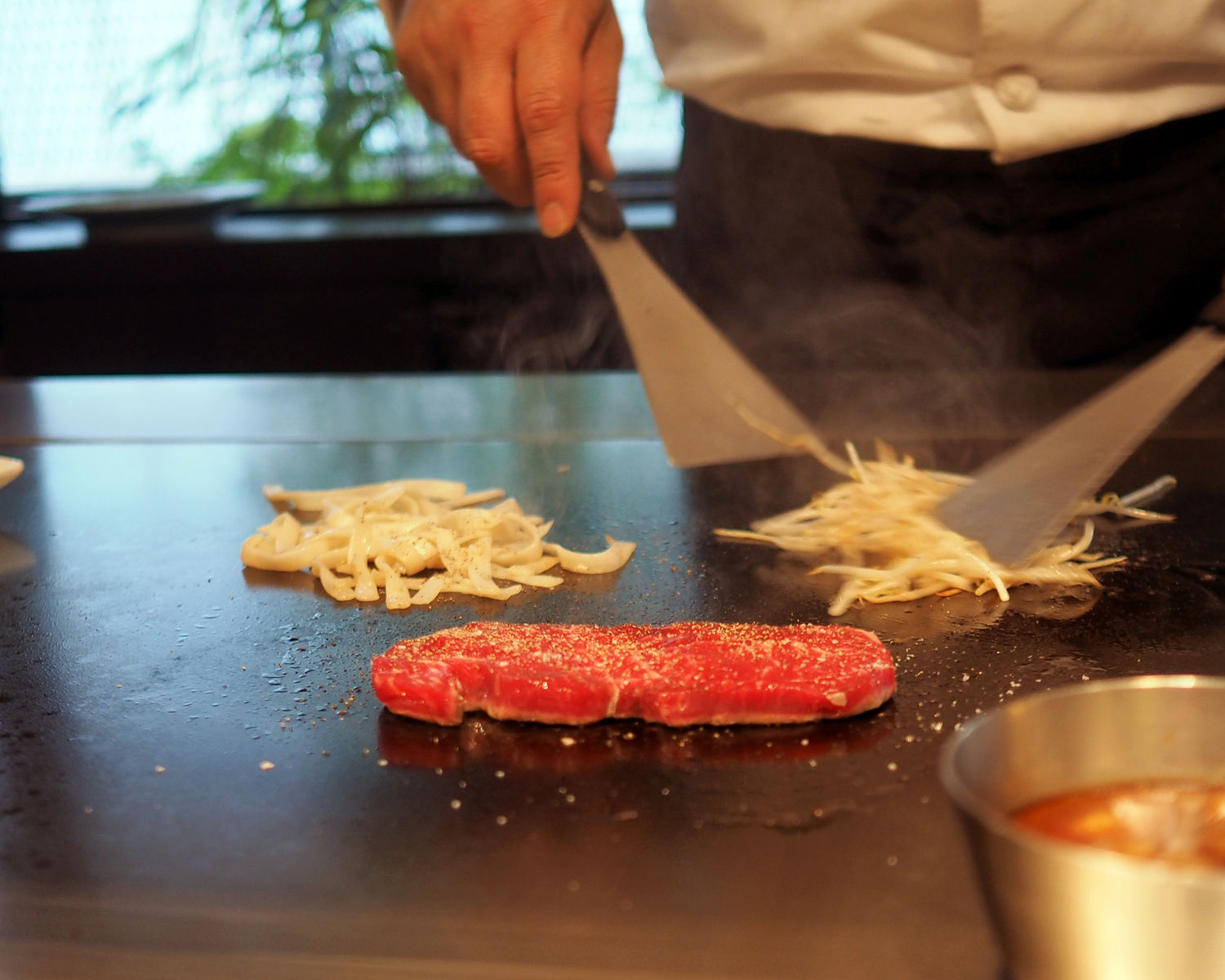 岡半本店 1953年創業 銀座で60余年続く老舗鉄板焼店でいただく 和牛サーロイン小角ステーキ 白髪おやじのおひとりさまランチ