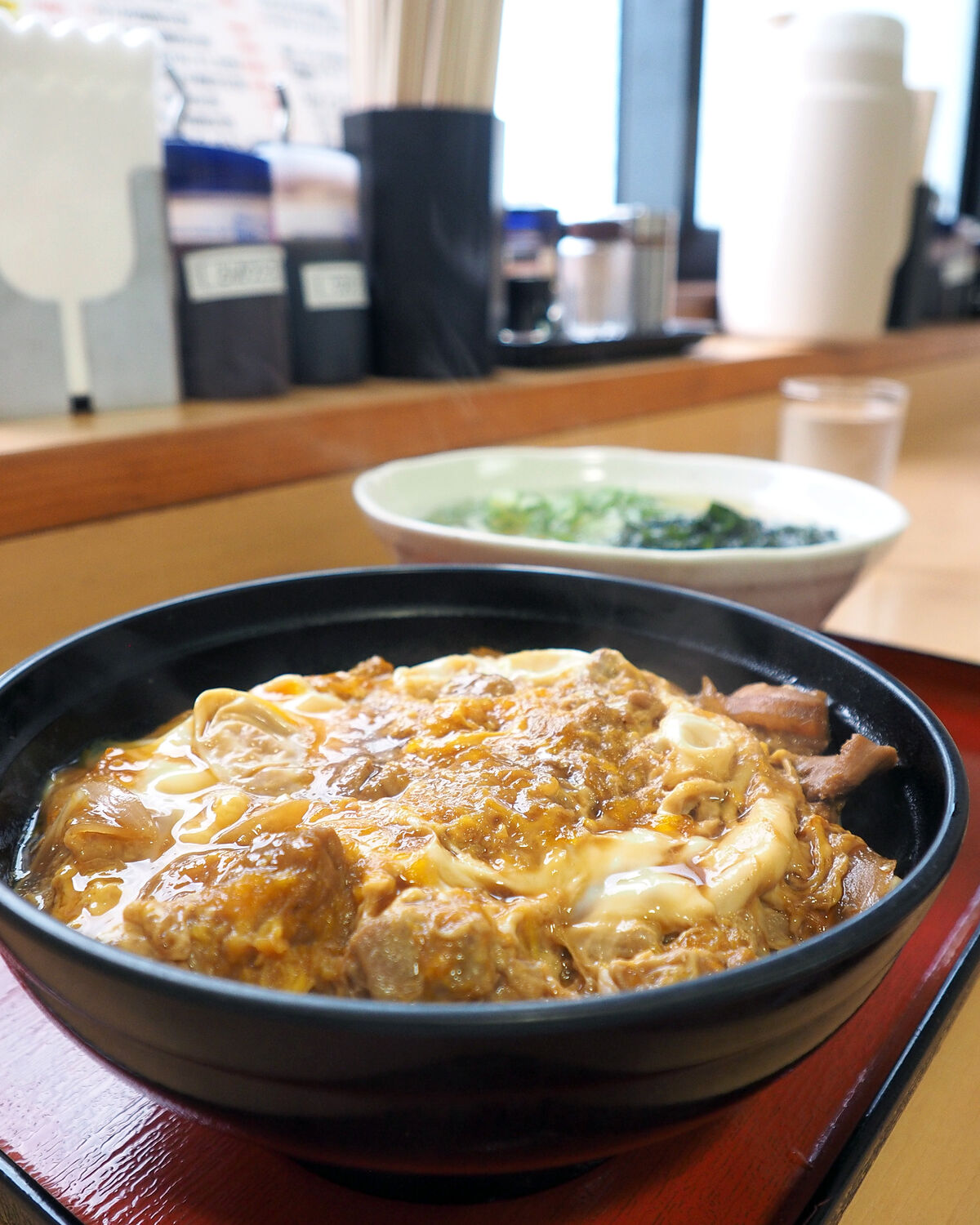 祇園駅5番出口徒歩7分 お食事処 八州 甘めのタレで柔らかく煮込まれた鶏肉とトロトロ玉子の一体感が秀逸な親子丼 白髪おやじのおひとりさまランチ