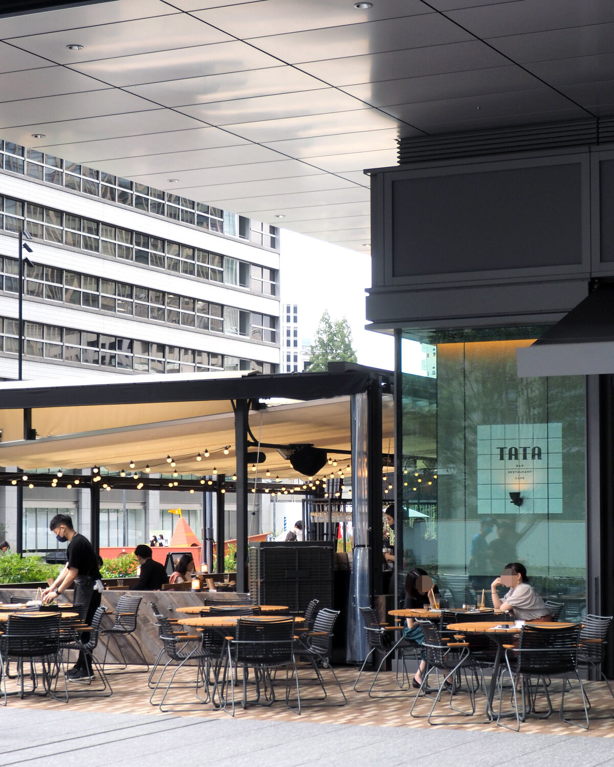 東京駅日本橋口徒歩4分 21年7月21日にオープンした Tata Bar Restaurant Cafe のテラス席でいただくランチは心地よいものでありました 白髪おやじのおひとりさまランチ
