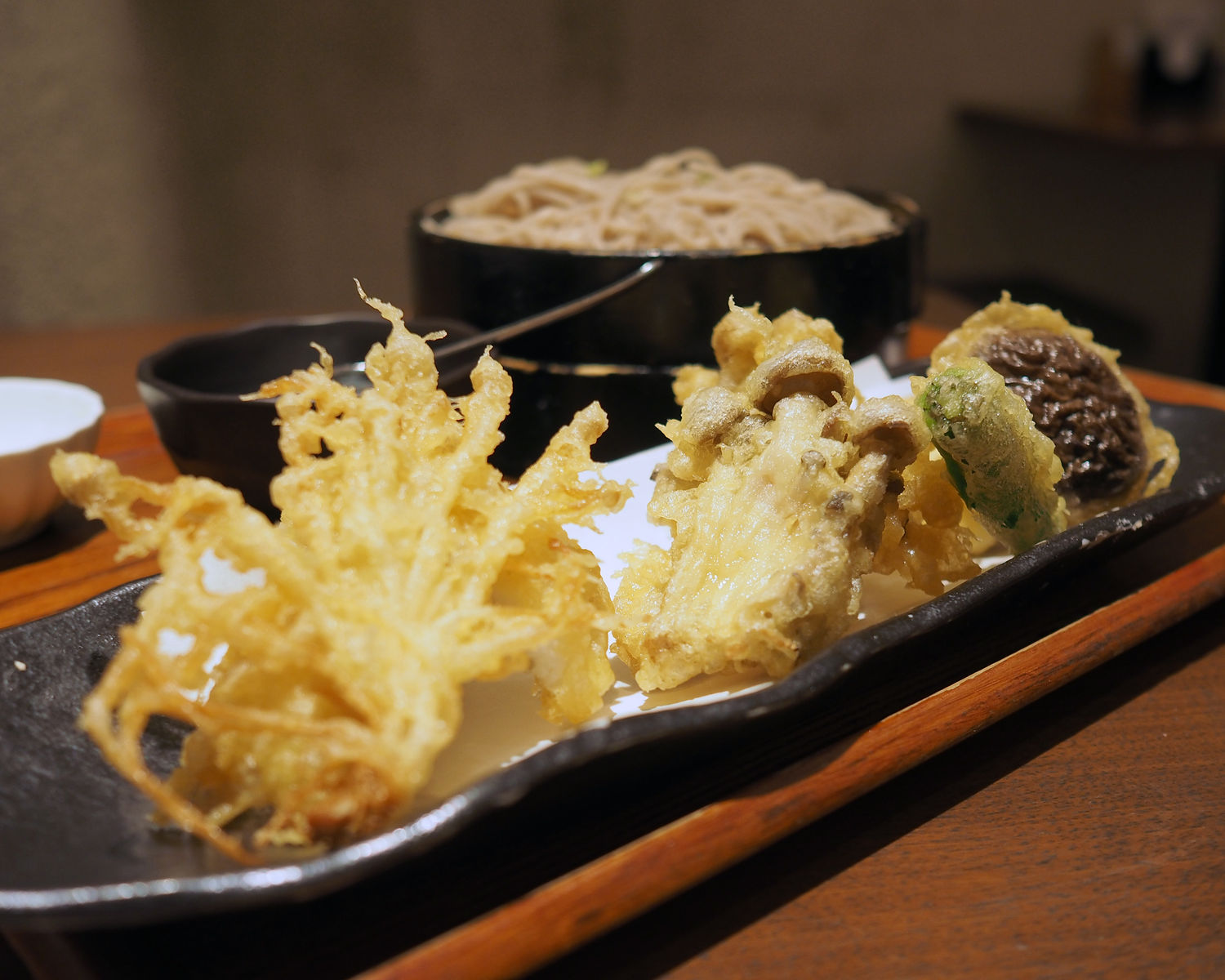 築地藪蕎麦 薮辛汁でいただくお蕎麦と身が厚くふっくらと揚げられた鱧は舌鼓を打つおいしさであります 年間500軒以上を食べ歩く飲食店プロデューサーの食日記 築地藪蕎麦 薮辛汁でいただくお蕎麦と身が厚くふっくらと揚げられた鱧は舌鼓を打つおいしさであります 年間500軒以上を食べ歩く飲食店プロデューサーの食日記