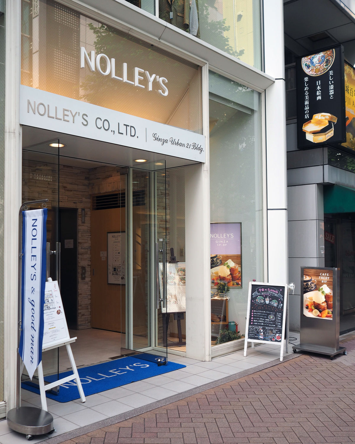 東京メトロ有楽町線銀座一丁目駅 Cafe Fredy 白とパステルカラーを基調としたメルヘンチックなカフェ 年間500軒以上を食べ歩く飲食店プロデューサーの食日記