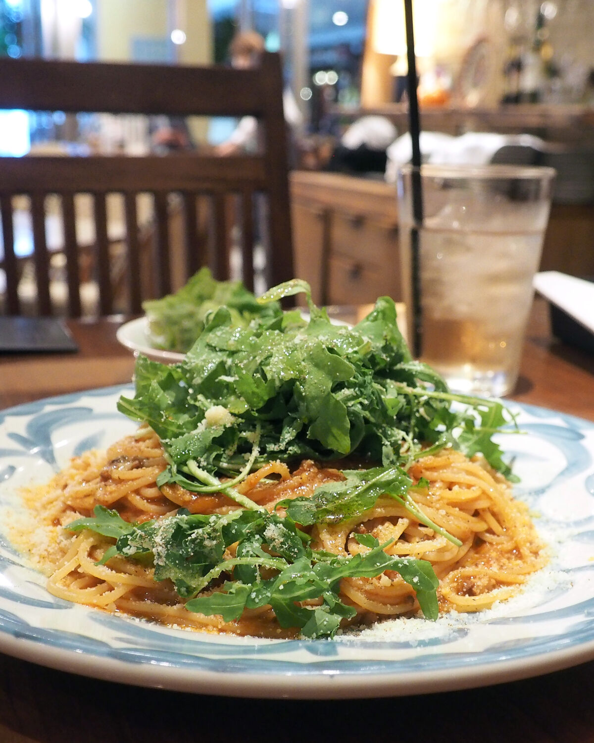 東京駅丸の内地下南口徒歩4分 Sicilian Terrace Buono 軟らかく煮こまれた牛たんとしゃきっとしたルッコラの歯ざわりがおいしいミートソース 白髪おやじのおひとりさまランチ