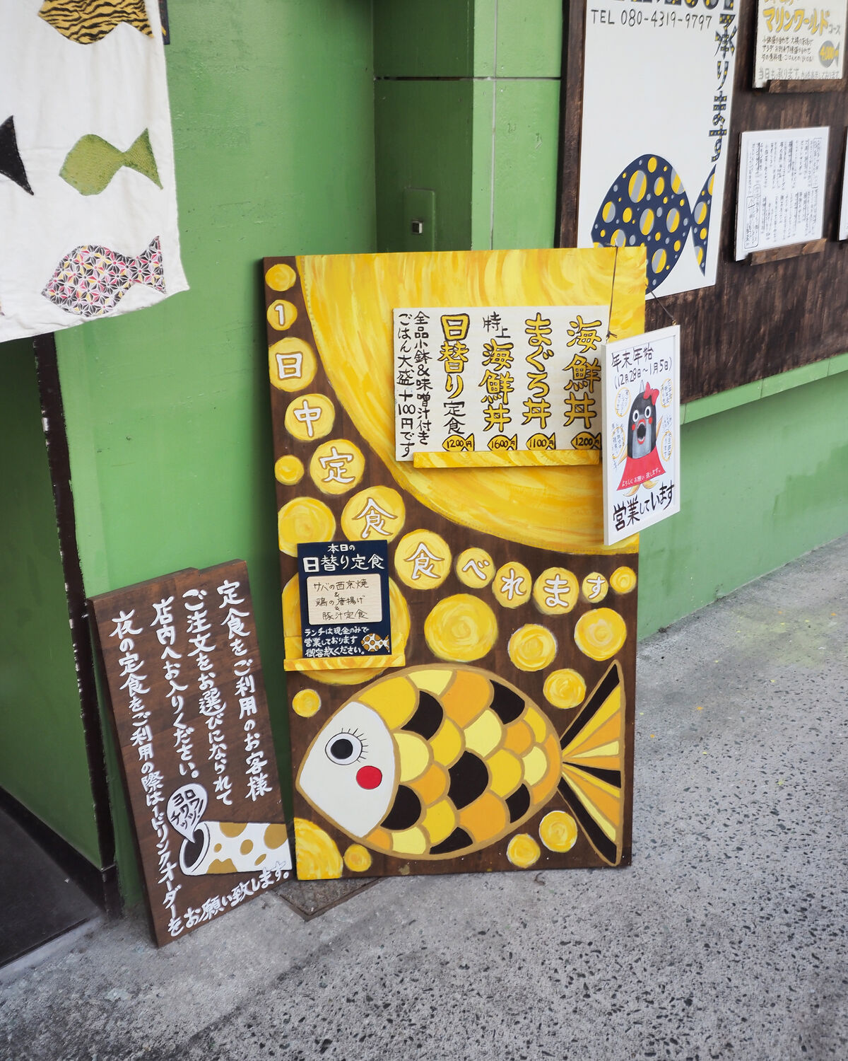 福岡】赤坂駅3番出口徒歩7分『おさかなキッチン11月24日』 メインとなるお魚だけでなく、添えられた小鉢や豚汁のおいしさがうれしいお店でありました :  白髪おやじのおひとりさまランチ