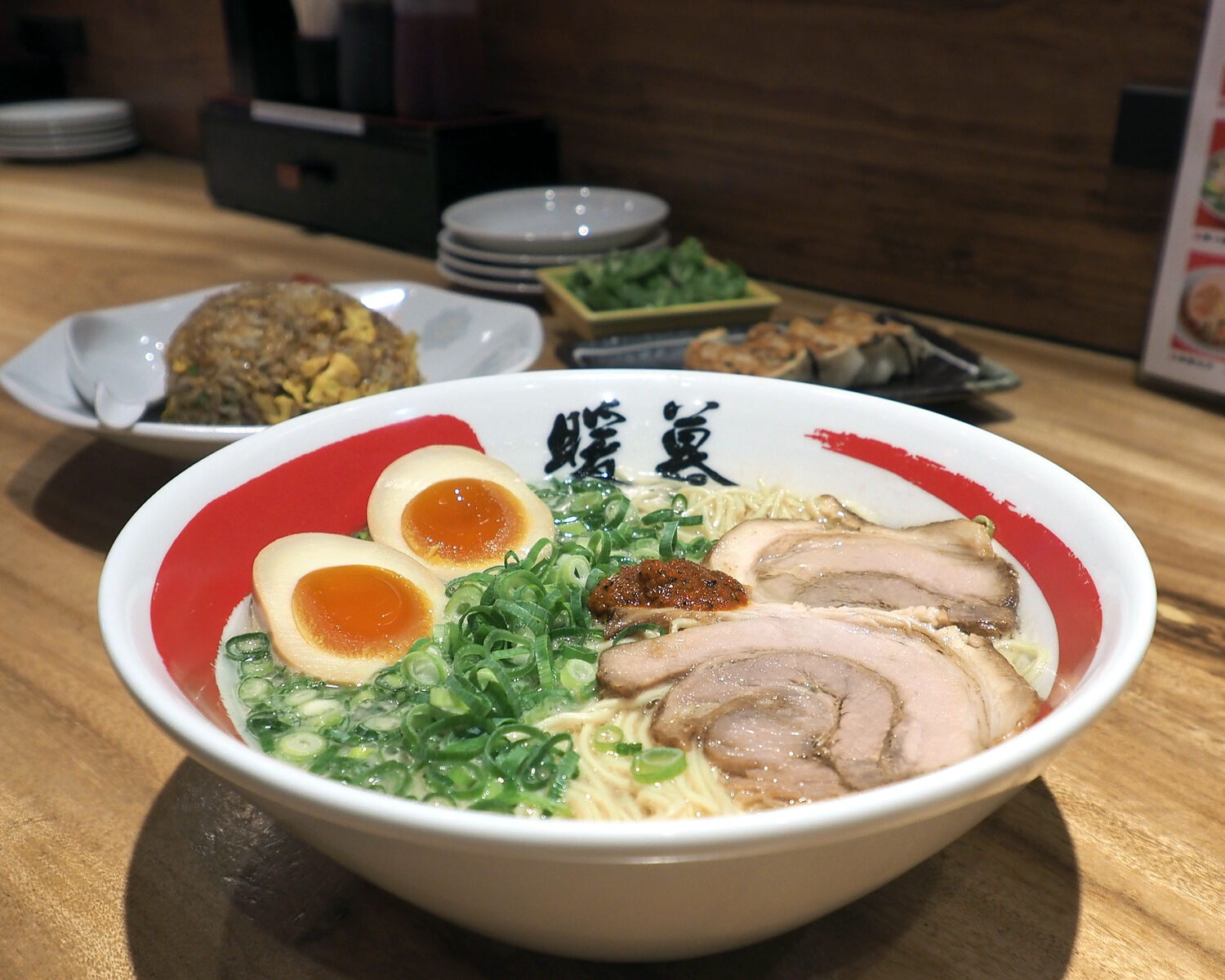 西鉄福岡 天神 駅三越口改札徒歩6分 餃子拉麺酒場 暖暮 22 04 01open ラーメン店とは思えないようなおしゃれ感と人気に裏付けされる豚骨の旨みが楽しめます 白髪おやじのおひとりさまランチ 西鉄福岡 天神 駅三越口改札徒歩6分 餃子拉麺酒場 暖暮 22 04 01open ラーメン店とは思えないようなおしゃれ感と人気に裏付けされる豚骨の旨みが楽しめます 白髪おやじのおひとりさまランチ