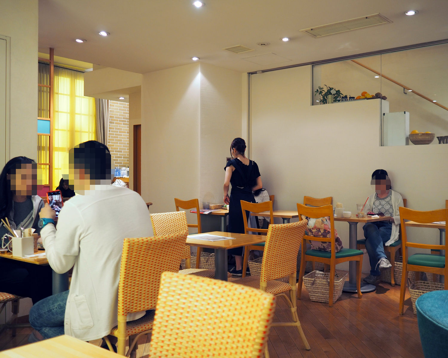 東京メトロ有楽町線銀座一丁目駅 Cafe Fredy 白とパステルカラーを基調としたメルヘンチックなカフェ 年間500軒以上を食べ歩く飲食店プロデューサーの食日記