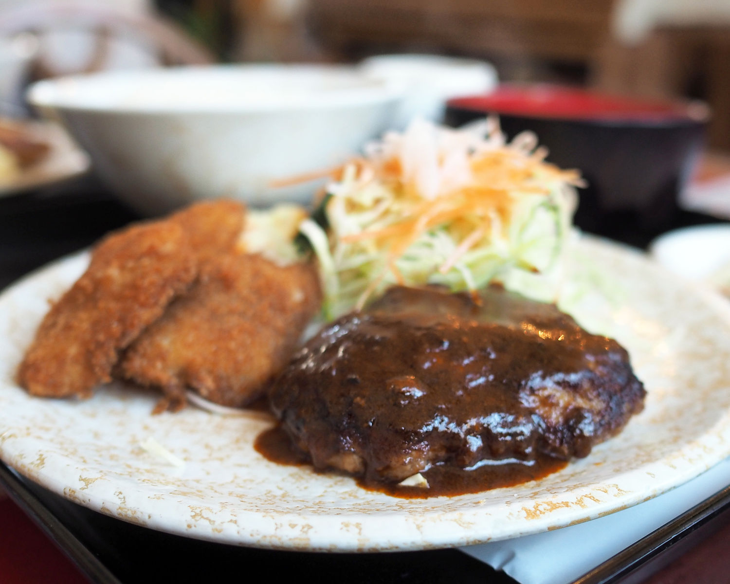 キッチンフライパン ふっくらとした柔らかさとナツメグが香る懐かしいハンバーグ 年間500軒以上を食べ歩く飲食店プロデューサーの食日記