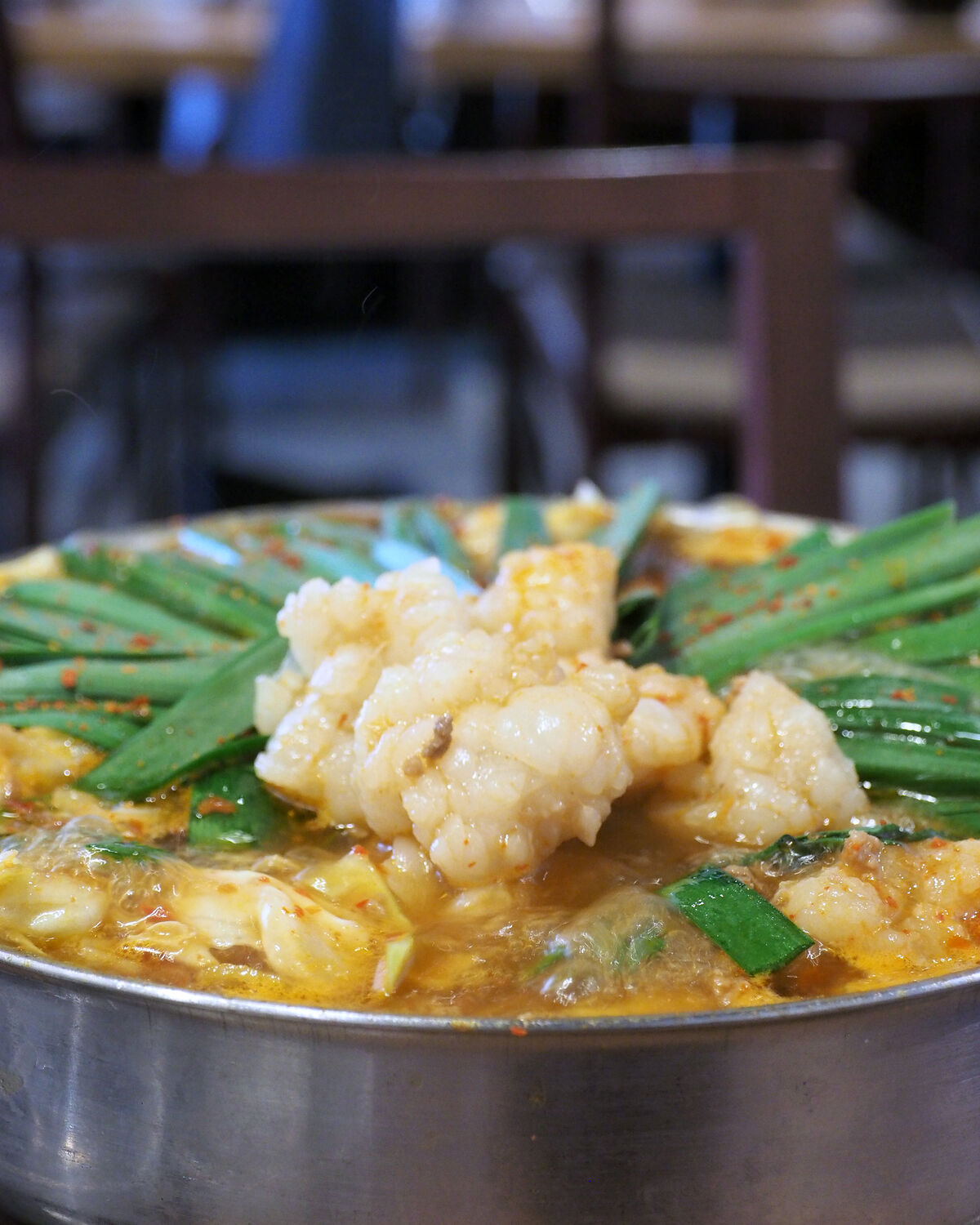 博多駅博多口徒歩5分 博多もつ鍋前田屋 でいただいた辛もつ鍋はスープの辛さにホルモンの甘みが引き立つ逸品でありました 年間500軒以上を食べ歩く飲食店プロデューサーの食日記