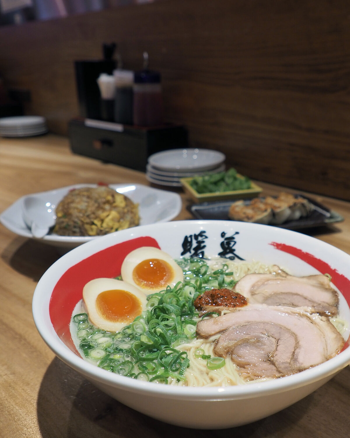 西鉄福岡 天神 駅三越口改札徒歩6分 餃子拉麺酒場 暖暮 22 04 01open ラーメン店とは思えないようなおしゃれ感と人気に裏付けされる豚骨の旨みが楽しめます 白髪おやじのおひとりさまランチ