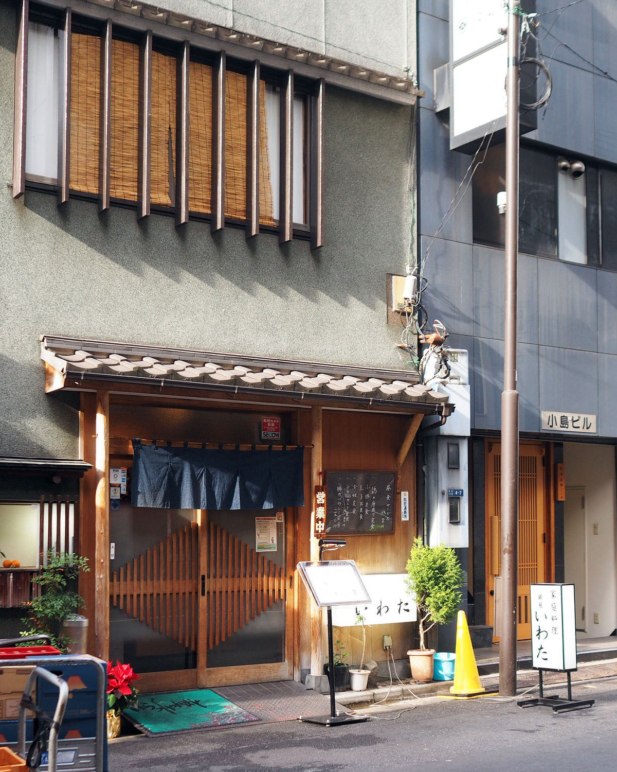 家庭料理 銀座いわた 家庭料理と書かれた看板に惹かれたお店は気の良いお母さんがいるアットホームなところでした 年間500軒以上を食べ歩く飲食店プロデューサーの食日記 家庭料理 銀座いわた 家庭料理と書かれた看板に惹かれたお店は気の良いお母さんがいるアットホームなところでした 年間500軒以上を食べ歩く飲食店プロデューサーの食日記