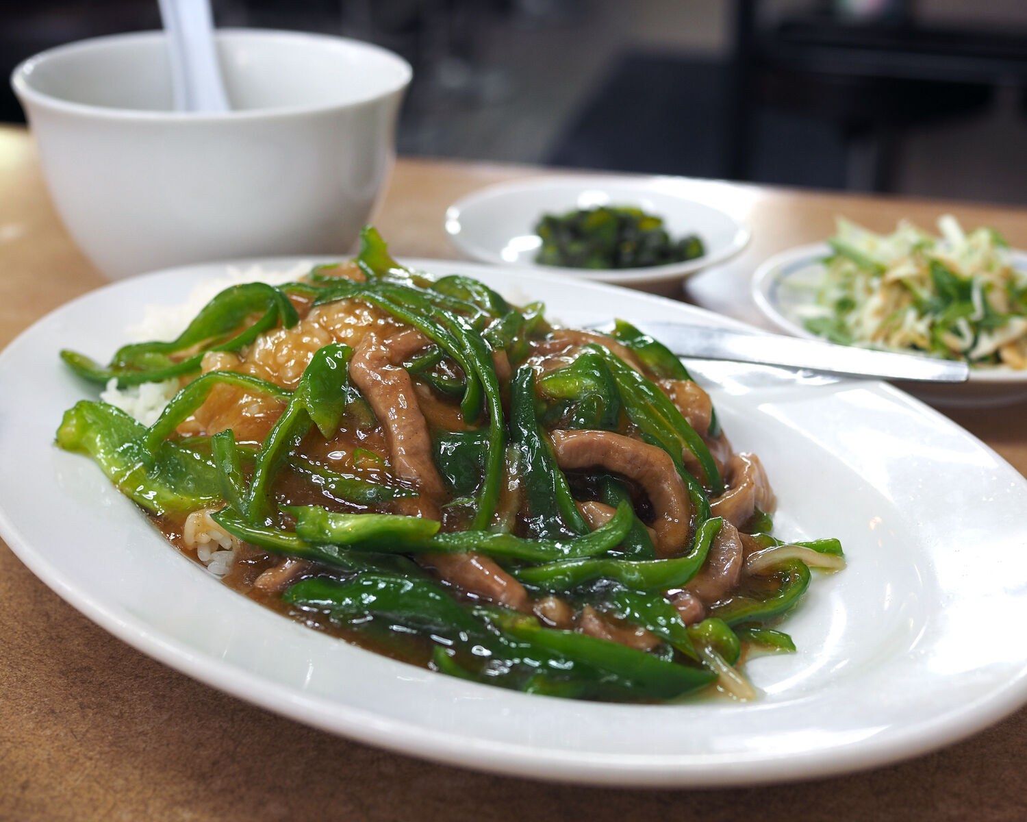 中華料理 山福』 経年による老朽は否めずともきれいに掃除されたお店で
