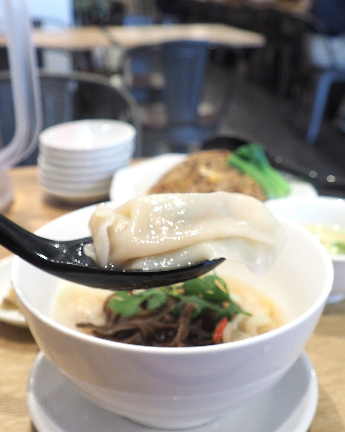 西新駅1番出口徒歩5分 壽ゑ廣餃子 薬膳スープが練りこまれた香り豊かな餃子と甘い香りがおいしい叉焼黒炒飯 白髪おやじのおひとりさまランチ