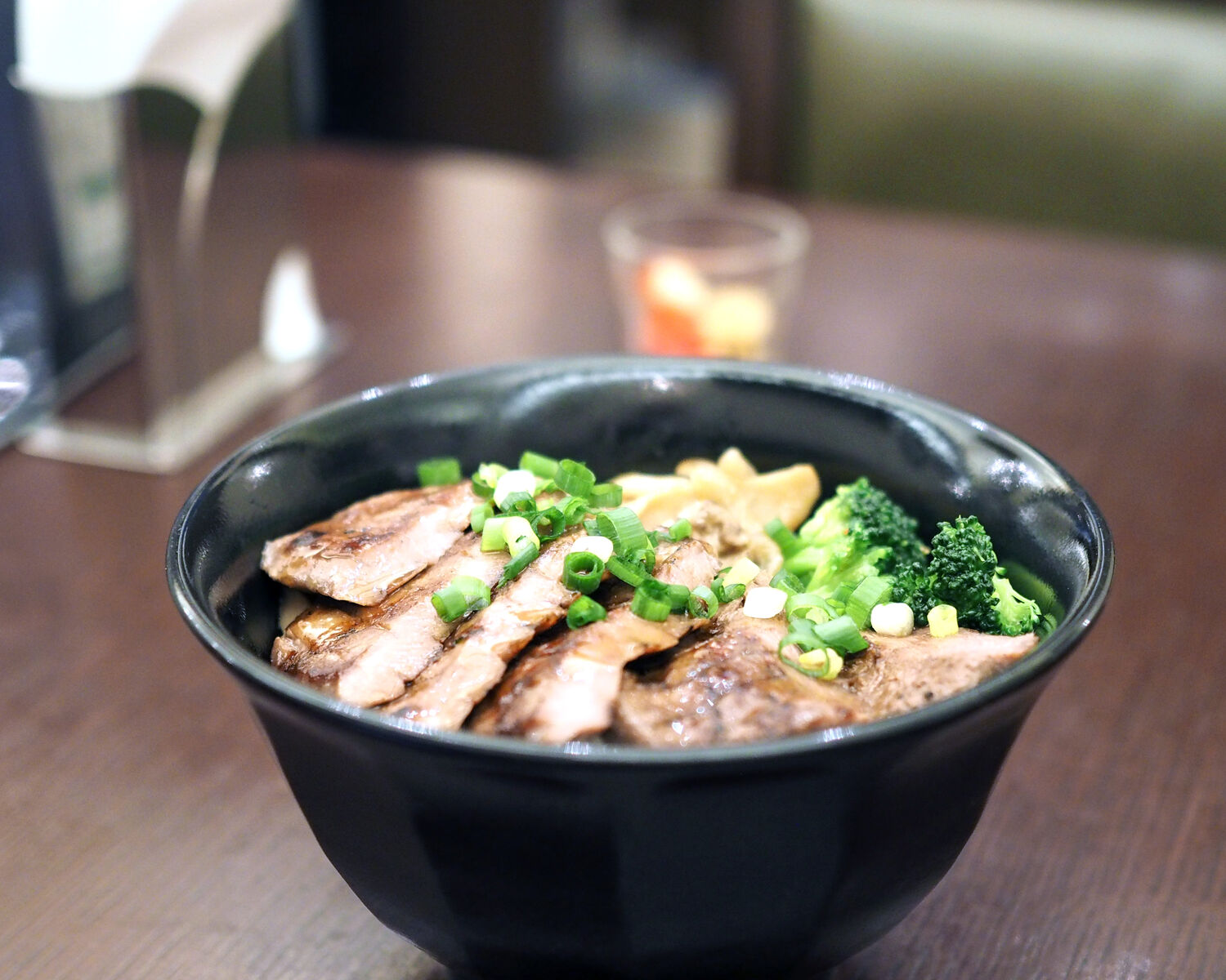 東京駅丸の内北口徒歩2分 新丸ビルの開業期から続く人気店 Bistrobar Dapaulo でいただく 牛タンポルチーニ丼 年間500軒以上を食べ歩く飲食店プロデューサーの食日記