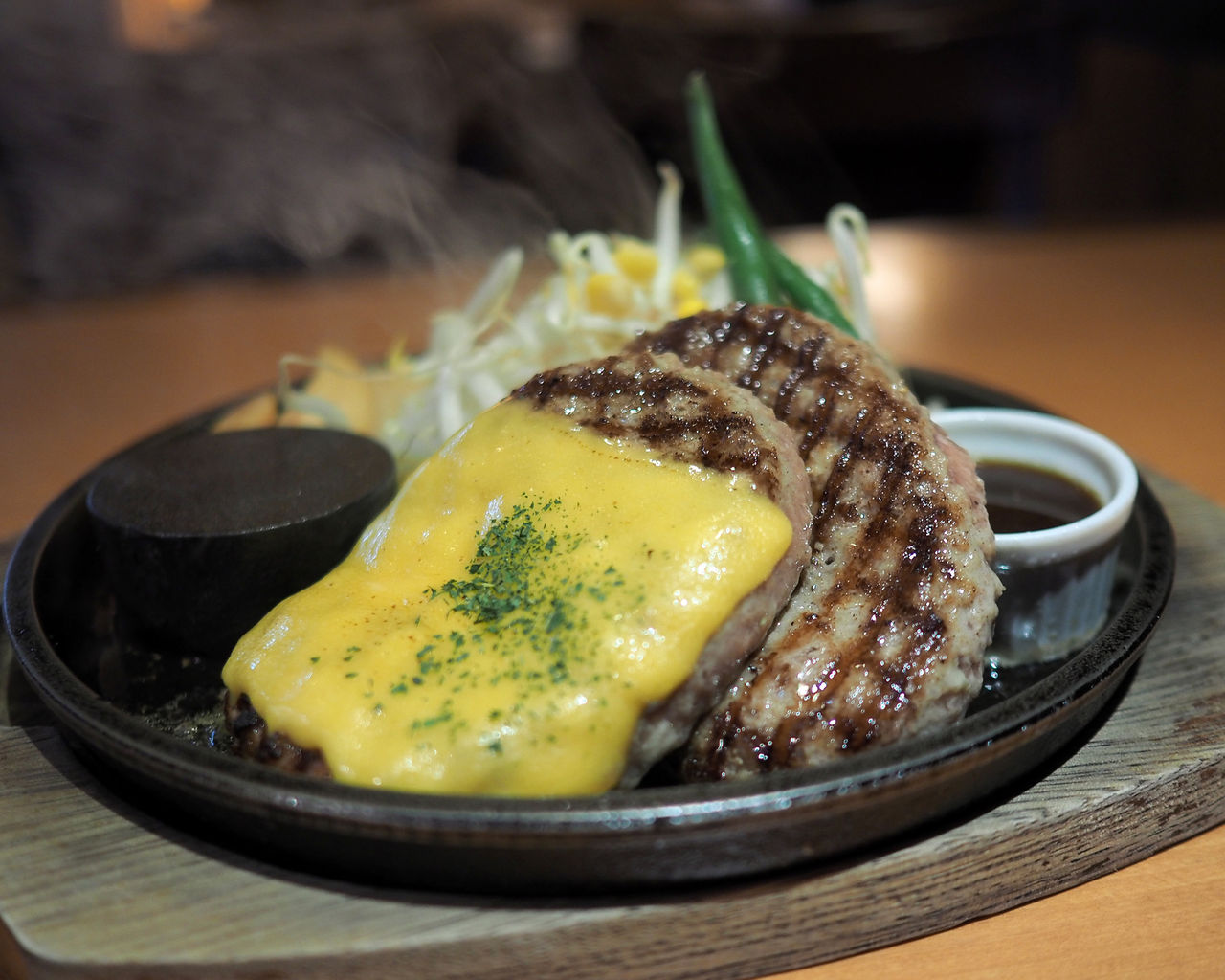JR総武線浅草橋駅:『肉食堂 優』 シズル感もおいしい、レアで提供され