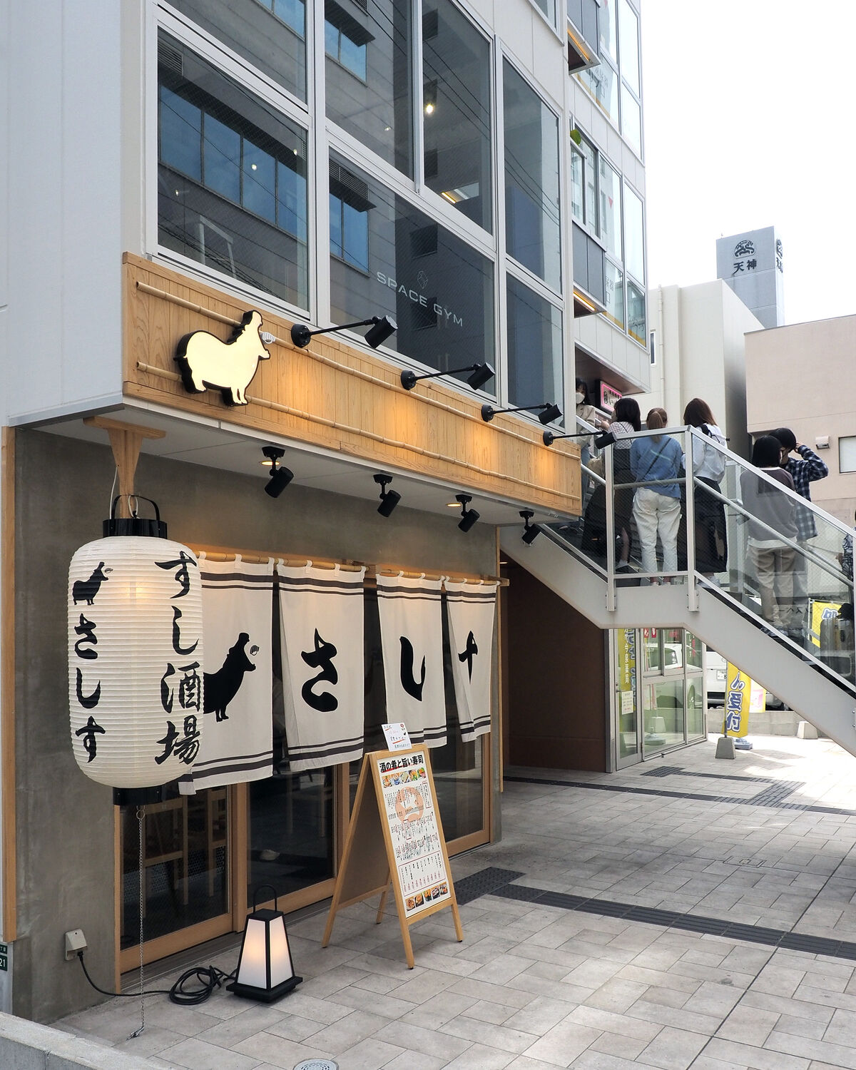 福岡 天神 駅南出口徒歩2分 すし酒場さしす 21 12 23 Open はみ出るトロのとろけるような舌ざわりと甘みが楽しめるトロ鉄火巻 白髪おやじのおひとりさまランチ