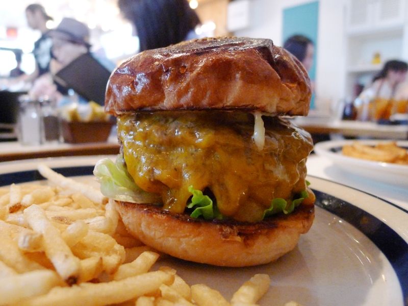 東京メトロ千代田線明治神宮前駅 ザ グレートバーガー 裏路地にあるハンバーガーカフェは女性に大人気 白髪おやじのおひとりさまランチ 東京メトロ千代田線明治神宮前駅 ザ グレートバーガー 裏路地にあるハンバーガーカフェは女性に大人気 白髪おやじのおひとりさまランチ