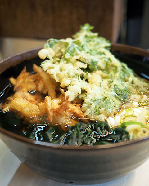 立ち食いそば うどん よつば 熱々な揚げたて天ぷらのサクッとした食感を楽しむことができます 年間500軒以上を食べ歩く飲食店プロデューサーの食日記 立ち食いそば うどん よつば 熱々な揚げたて天ぷらのサクッとした食感を楽しむことができます 年間500軒以上を食べ歩く飲食店プロデューサーの食日記