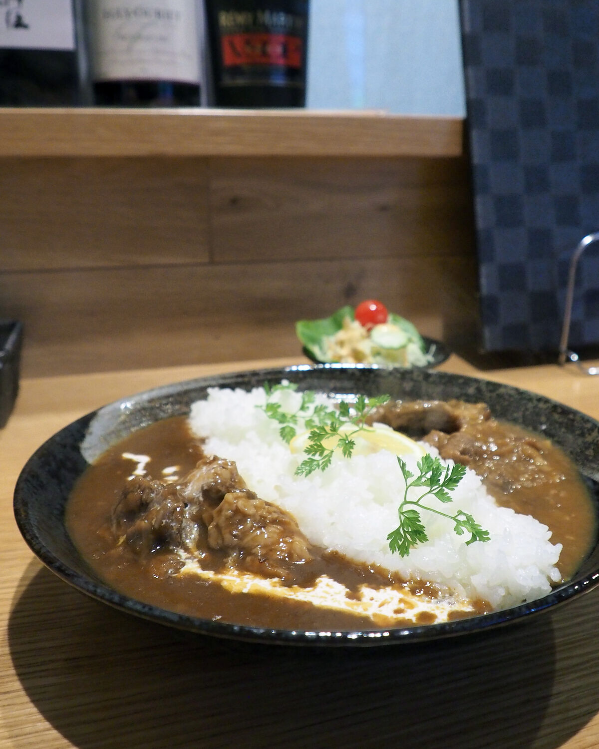 薬院大通駅1番出口徒歩1分 和とワイン 薬院 成田屋 鹿児島黒牛をトロトロに煮込んだカレーとビーフシチューをおいしくいただきました 白髪おやじのおひとりさまランチ
