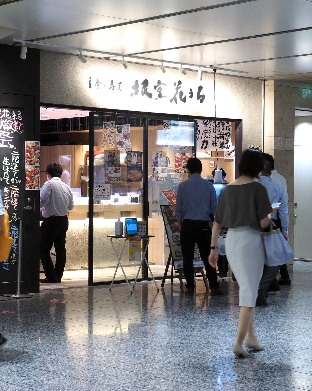 東京駅丸の内北口徒歩4分 昨年から関東圏への出店を進める 根室花まる でいただく 二階建て寿司 年間500軒以上を食べ歩く飲食店プロデューサーの食日記 東京駅丸の内北口徒歩4分 昨年から関東圏への出店を進める 根室花まる でいただく 二階建て寿司 年間500軒以上を食べ歩く飲食店プロデューサーの食日記