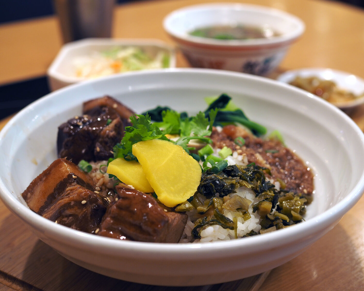 台湾担仔麺 トロトロに煮込まれた三枚肉がおいしい魯肉飯 白髪おやじのおひとりさまランチ