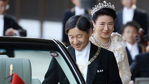 emperor-naruhito-and-wife-at-royal-parade