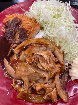 ロースカツと豚スタミナ焼肉定食