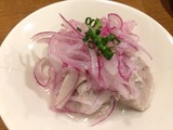 マグロのレッドオニオンサラダ風