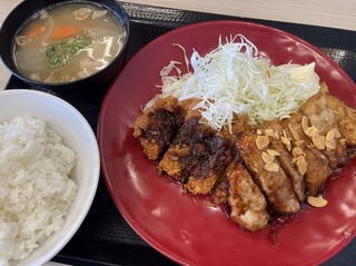 トンテキとチキンカツの合い盛り定食