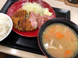 ベーコンとチキンカツの合い盛り定食
