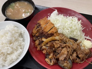 牛焼肉とロースカツの合い盛り定食
