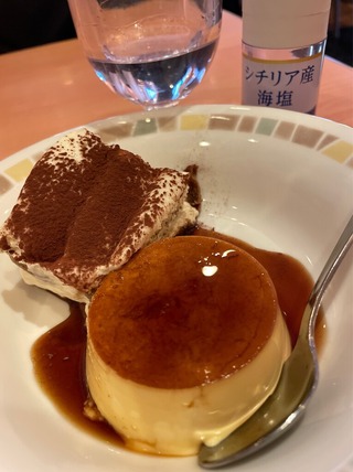 プリンとティラミスクラシコの盛り合わせ