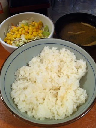 ごはん・味噌汁・サラダ