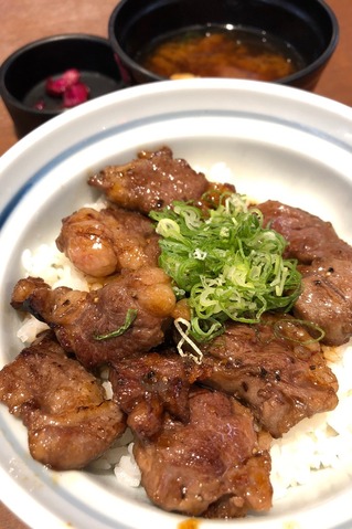 熟成牛リブロースのステーキ丼