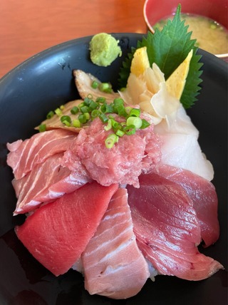まぐろオールスター丼